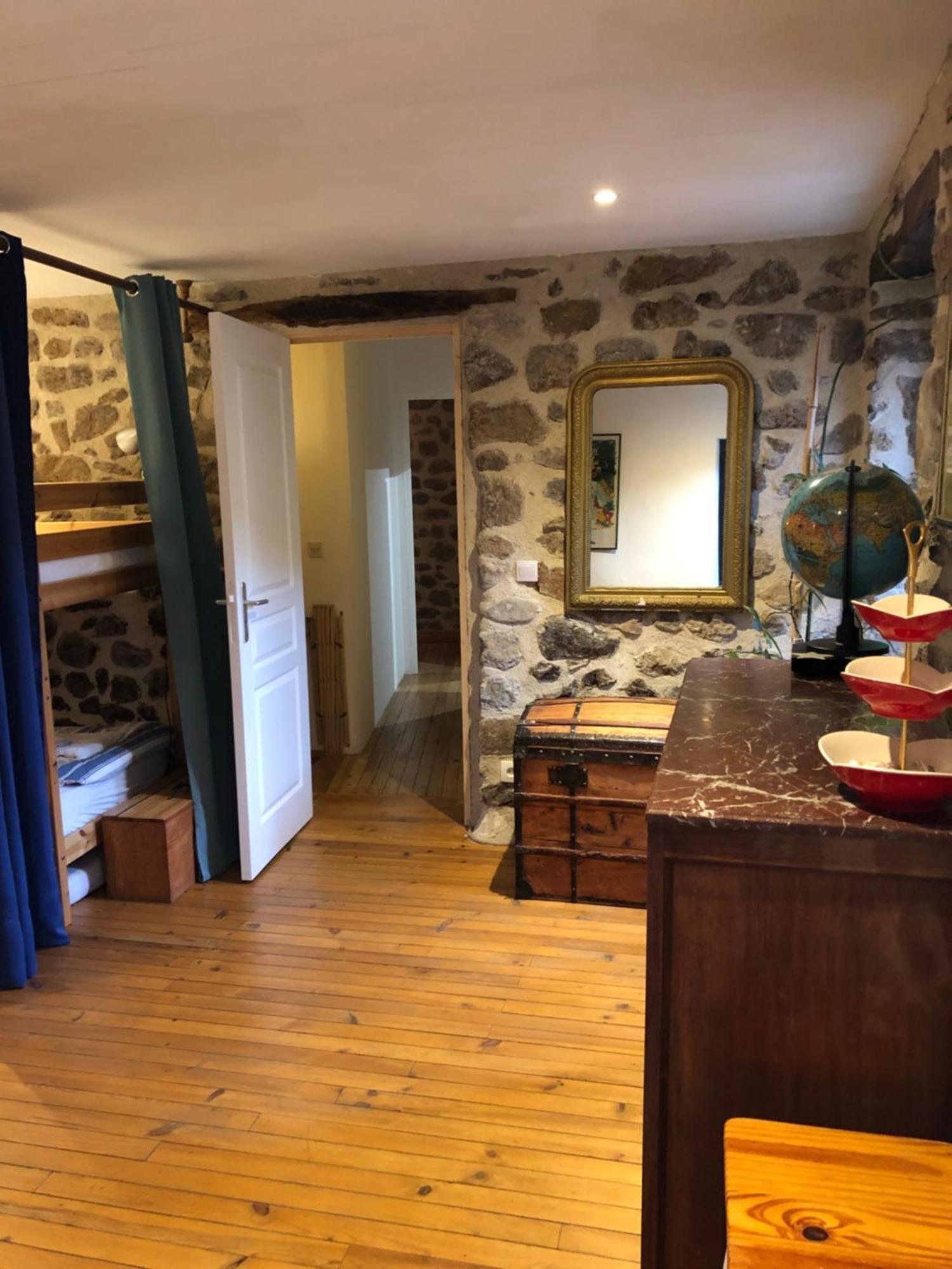 Les Pentes Du Chateau De Retourtour Ламастр Екстериор снимка